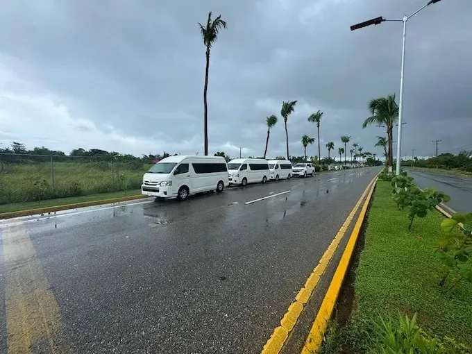 Vans blancas para transporte turístico en una avenida de Acapulco