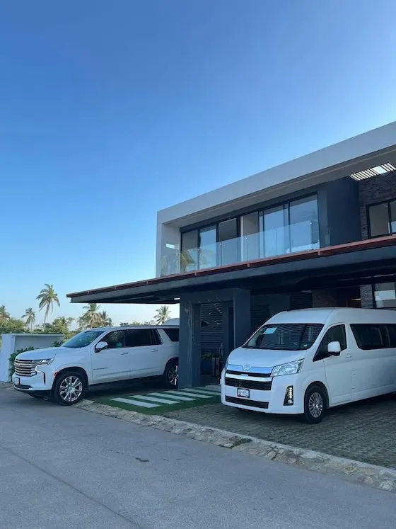 Van y camioneta Suburban blancas para transporte privado en Acapulco