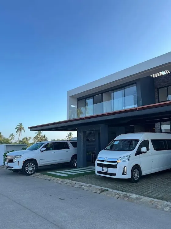 Van y Suburban junto a una residencia para transporte privado en Acapulco