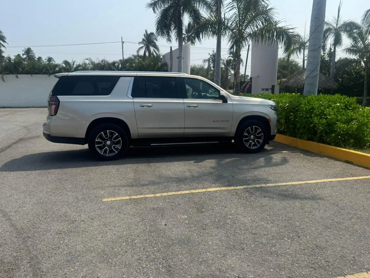 Camioneta Chevrolet Suburban blanca para renta en Acapulco