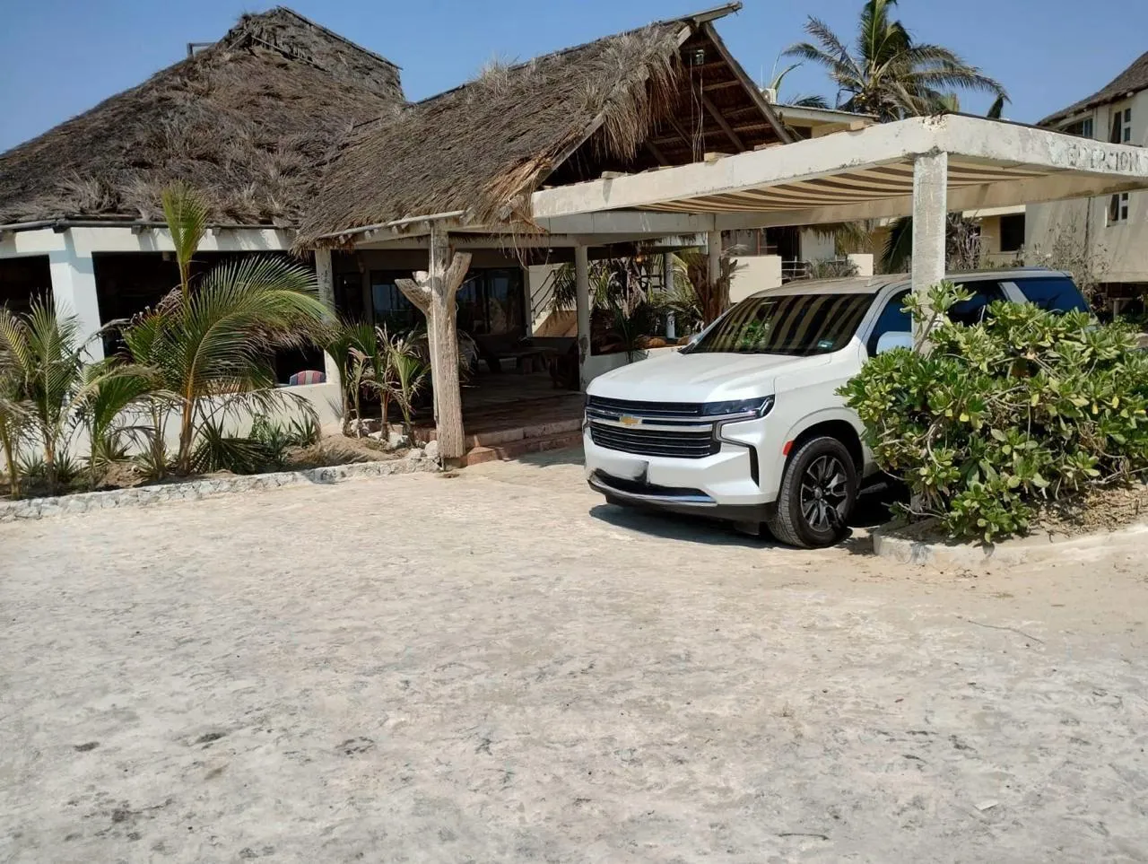 Camioneta Suburban blanca para traslados a hoteles en Acapulco