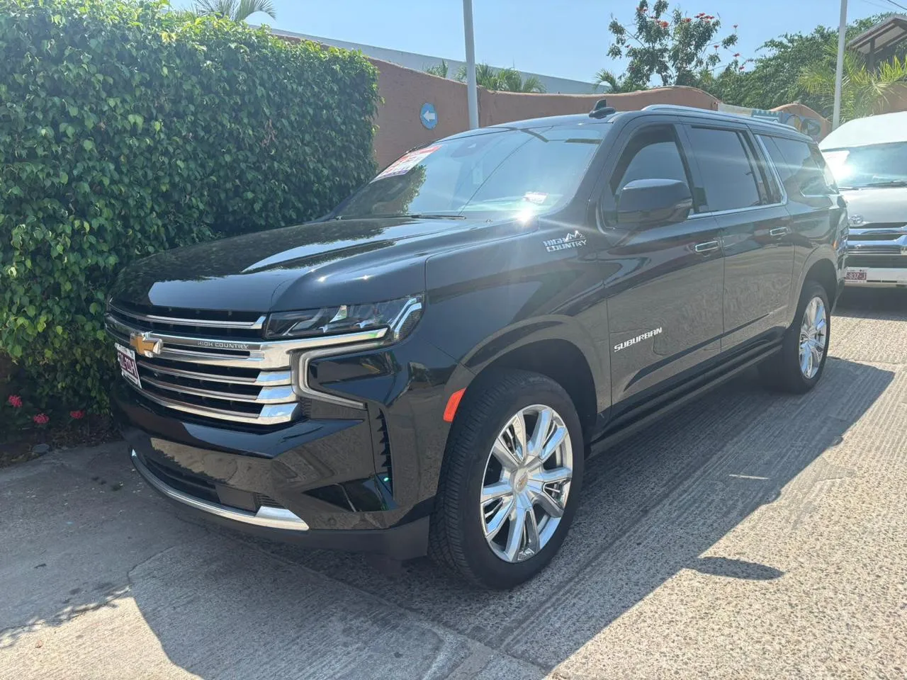Camioneta Chevrolet Suburban High Country negra en Acapulco