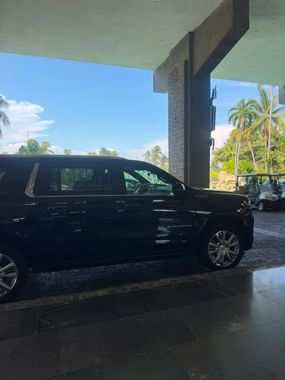 Camioneta Suburban negra en la entrada de un hotel en Acapulco
