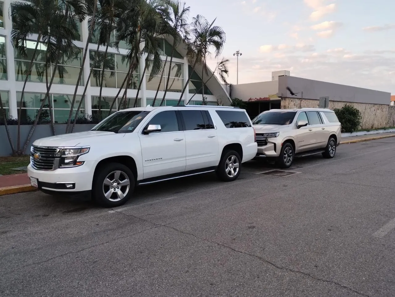 Dos camionetas Suburban blancas para transportación ejecutiva