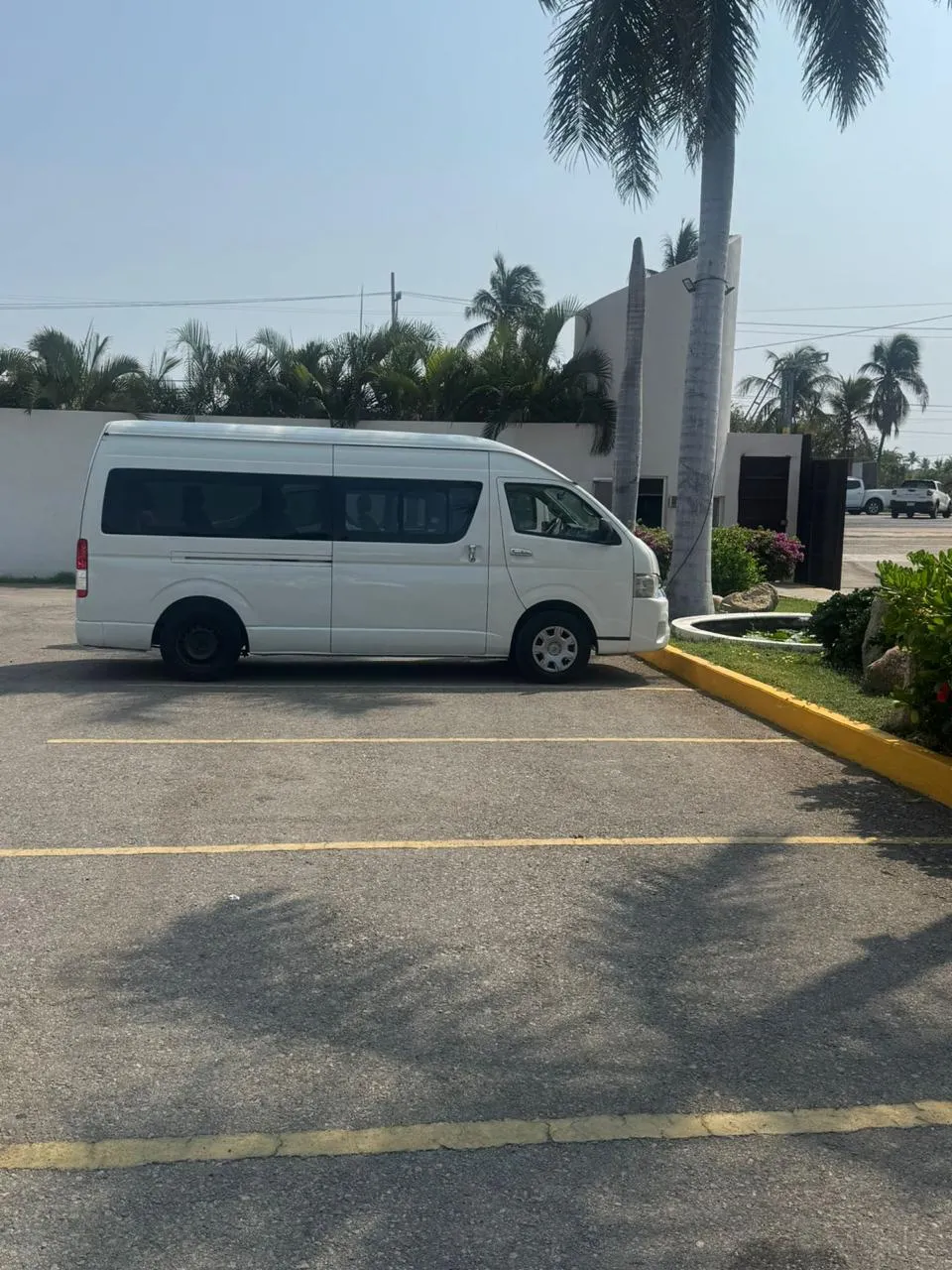 Van Toyota Hiace para transporte de grupos en Acapulco