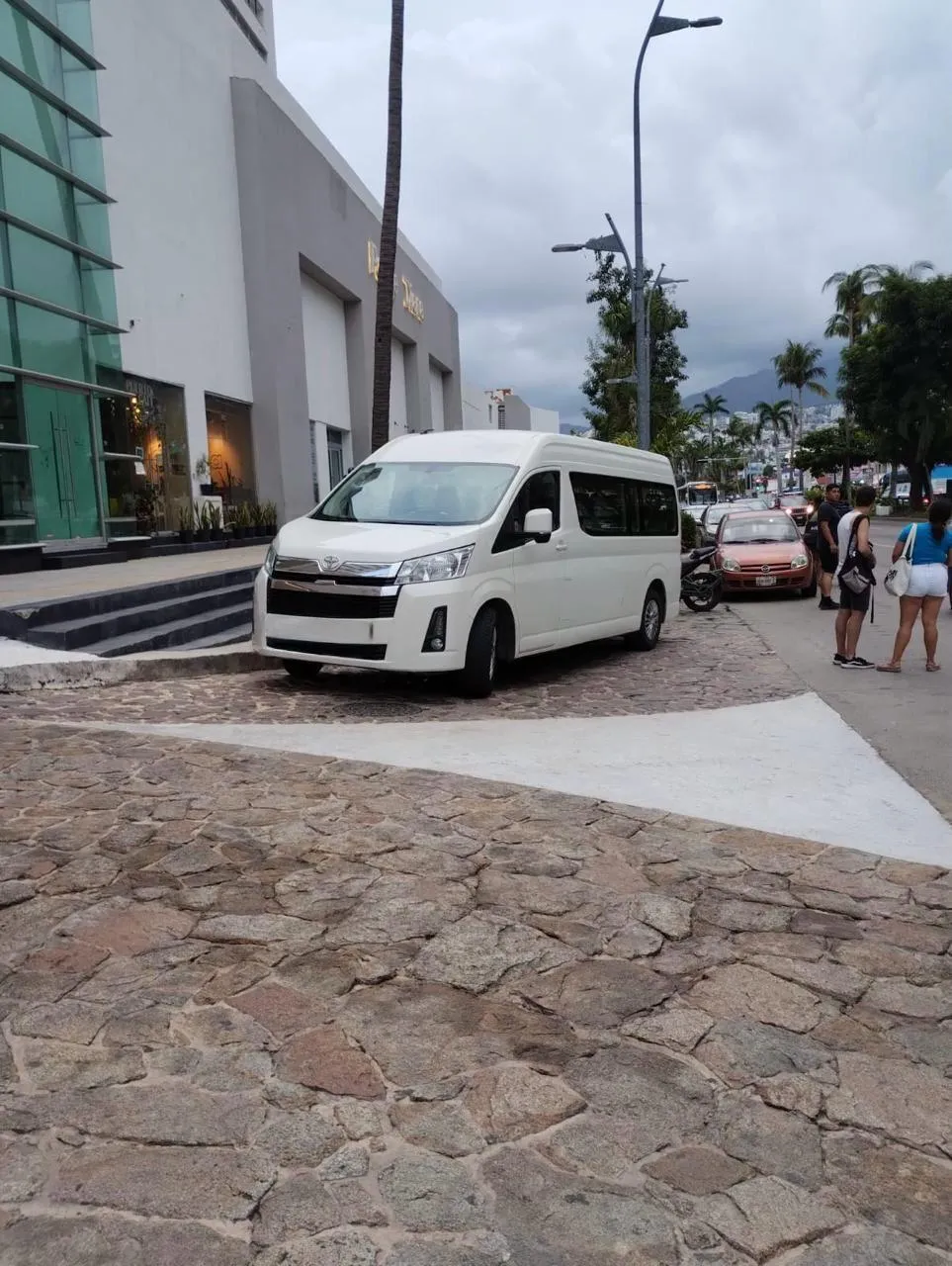 Van Toyota Hiace blanca para traslados a hoteles en Acapulco