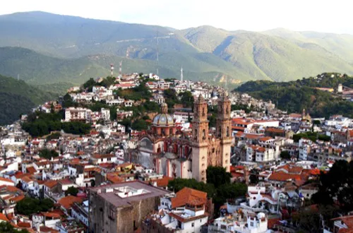 Vista de Taxco y su catedral durante un traslado desde Acapulco