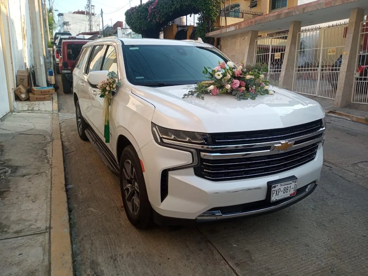 Camioneta decorada para el traslado de novios en una boda