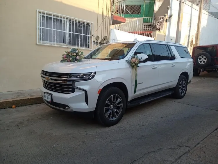 Camioneta Suburban decorada para una boda en Acapulco