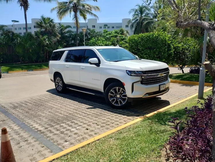 Camioneta Suburban de transporte turístico junto a un hotel en Acapulco