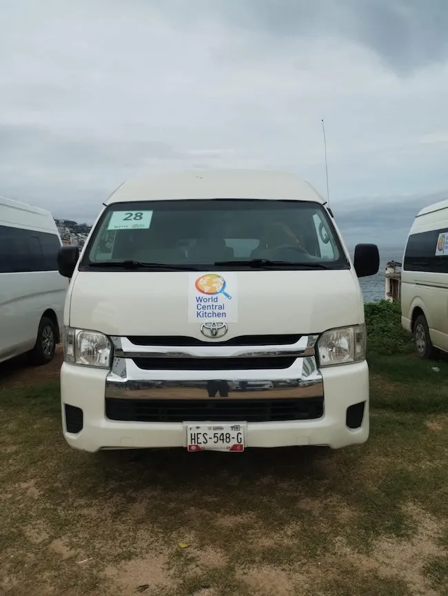 Van Toyota Hiace de pasajeros para traslado de grupos en Acapulco