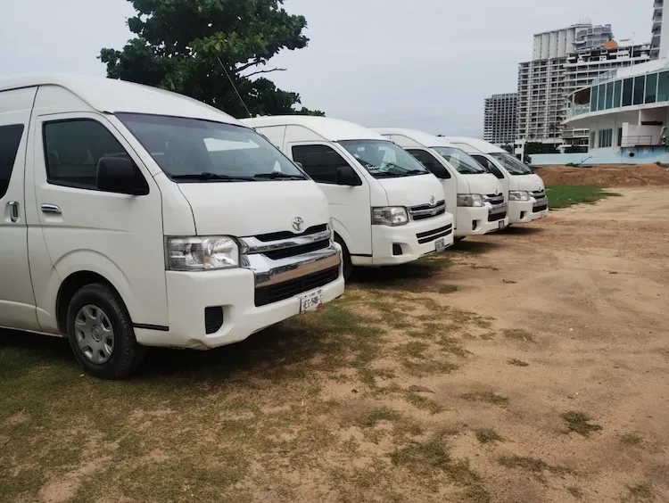 Flotilla de vans Toyota Hiace para transporte de grupos